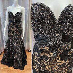 MacDuggal long mermaid black lace and nude dress size 14 nwt